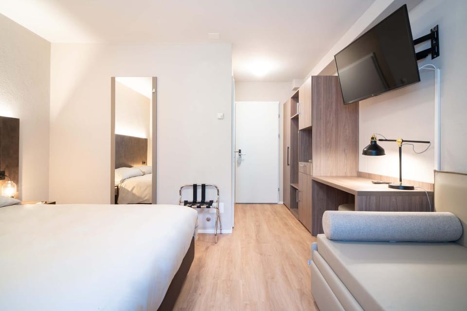 Bed, TV and multimedia, Photo of the whole room, Bedroom