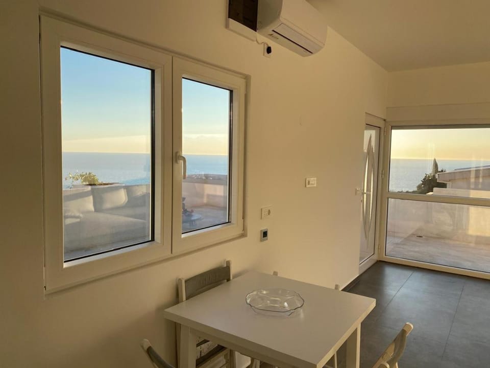 Natural landscape, View (from property/room), Balcony/Terrace, Dining area, Sea view