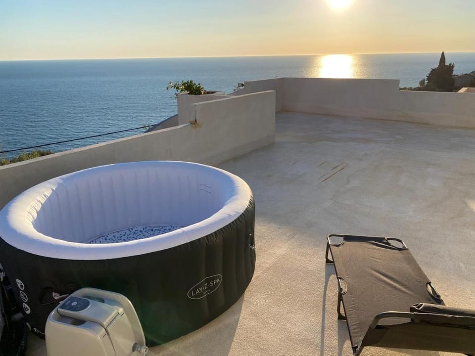 Day, Natural landscape, Hot Tub, View (from property/room), Balcony/Terrace, Sea view, Sunrise, Sunset, sunbed