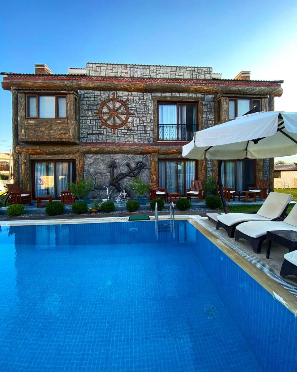 Property building, Day, Pool view, Swimming pool, Swimming pool