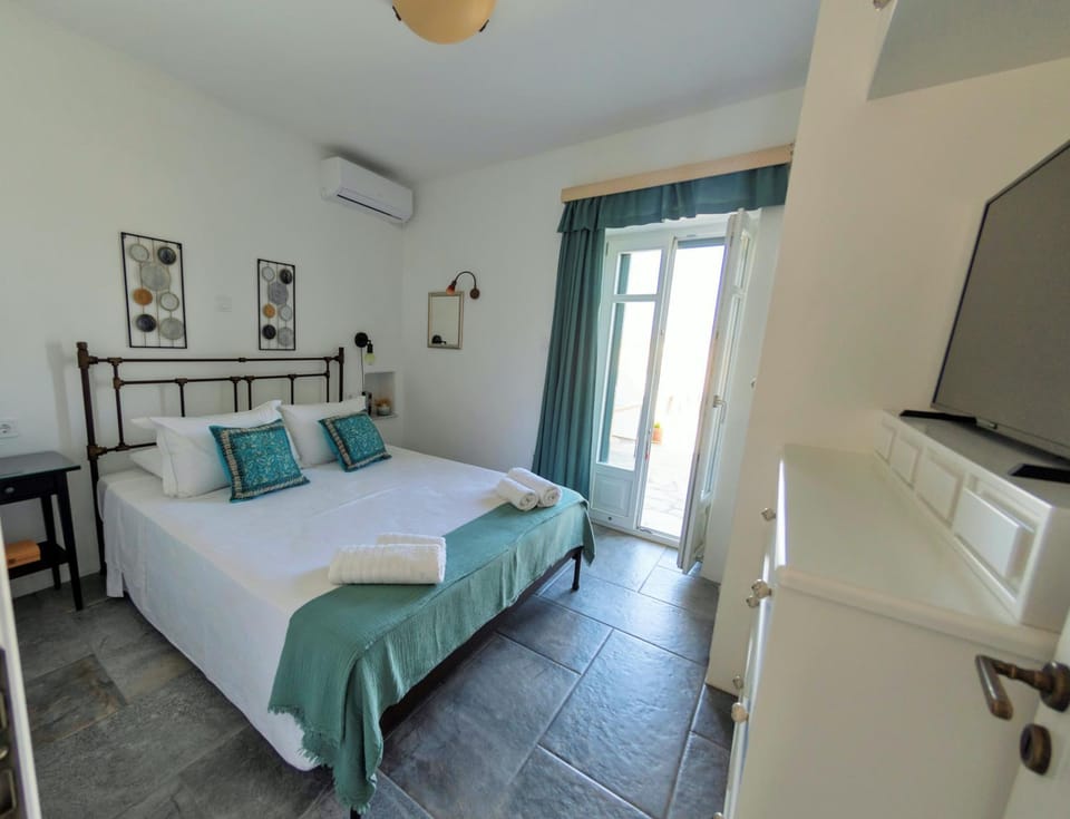 Bedroom, Garden view, cot