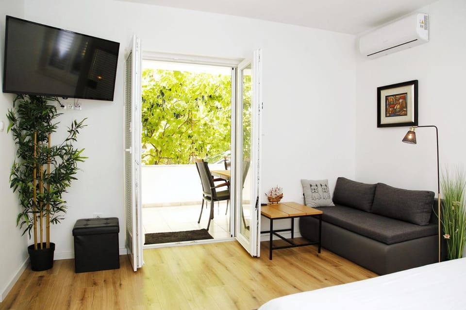 Studio Apartment Gea - Peaceful & Quiet - Queen Bed, Modern, Parking Apartment in Zadar County
