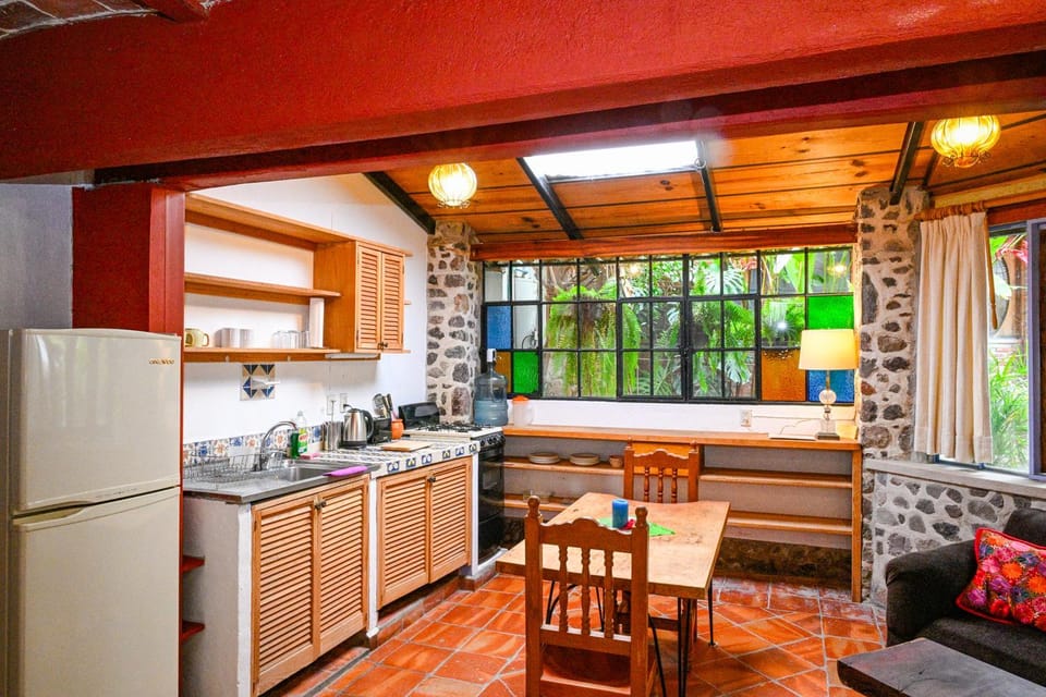 Kitchen or kitchenette, Living room, Seating area, Dining area, oven, stove