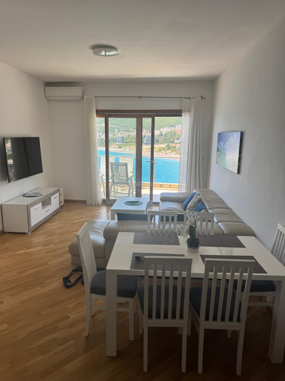 Communal lounge/ TV room, Natural landscape, TV and multimedia, Living room, Photo of the whole room, Evening entertainment