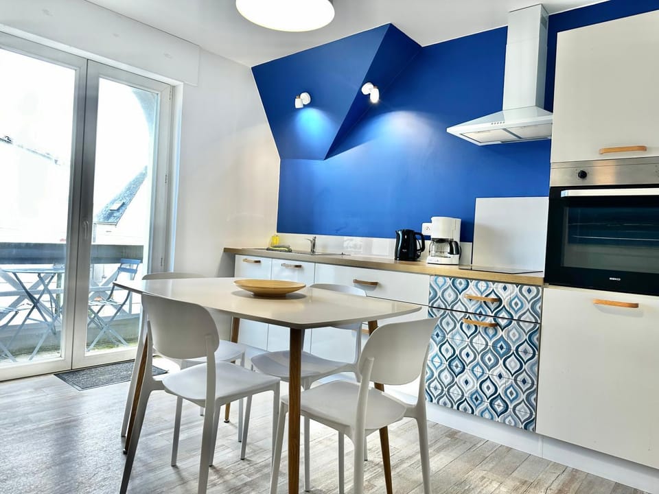 Kitchen or kitchenette, Dining area