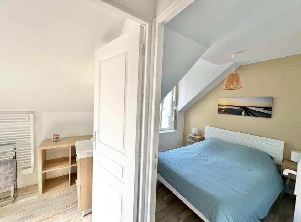 Photo of the whole room, Bedroom