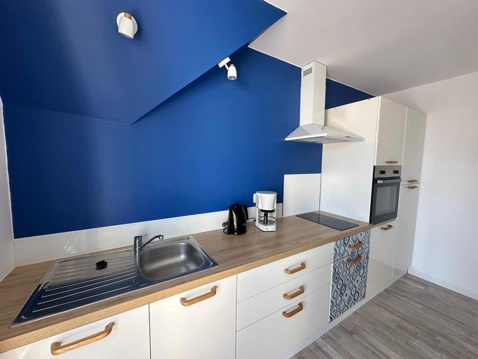 Coffee/tea facilities, Kitchen or kitchenette, oven, stove