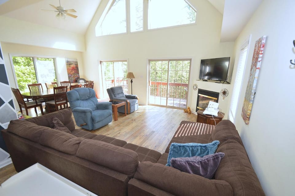 TV and multimedia, Living room, Seating area, Dining area