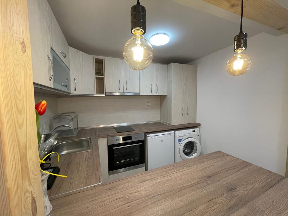 Kitchen or kitchenette, Dining area, Breakfast, washing machine