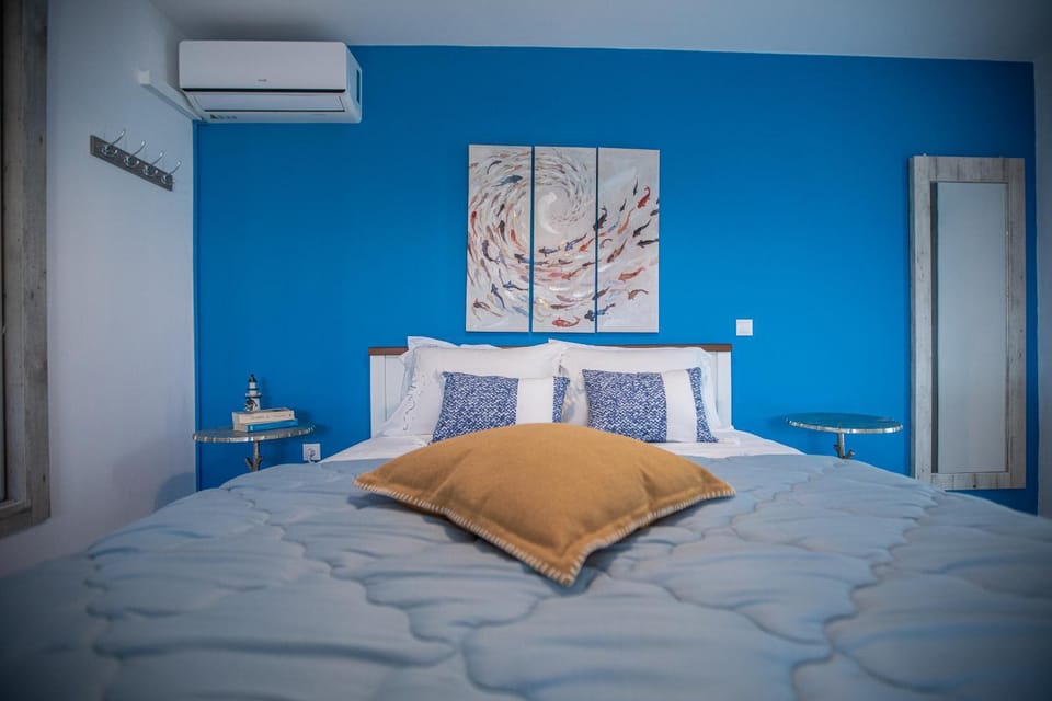 Bed, Photo of the whole room, Bedroom, air conditioner
