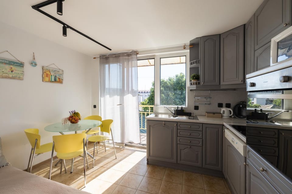 Kitchen or kitchenette, Dining area