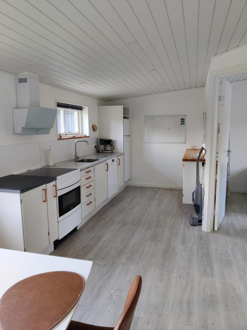 Coffee/tea facilities, Kitchen or kitchenette, oven, stove