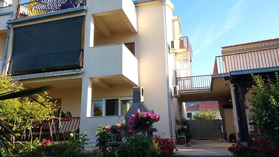 Property building, Facade/entrance, Day, Balcony/Terrace