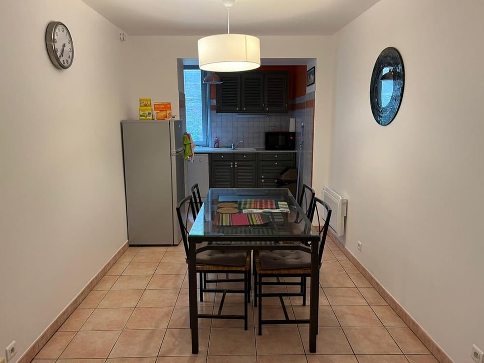 Kitchen or kitchenette, Dining area, minibar