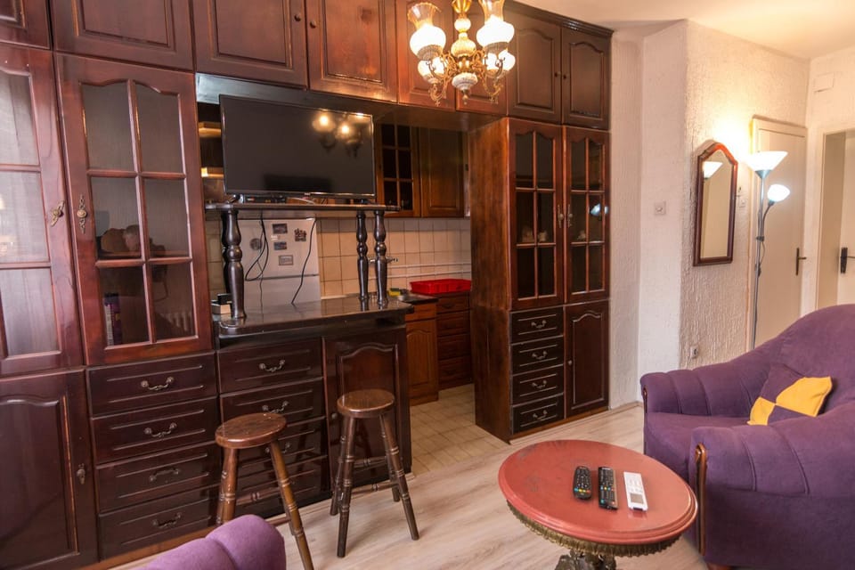TV and multimedia, Kitchen or kitchenette, Living room, Seating area, Dining area