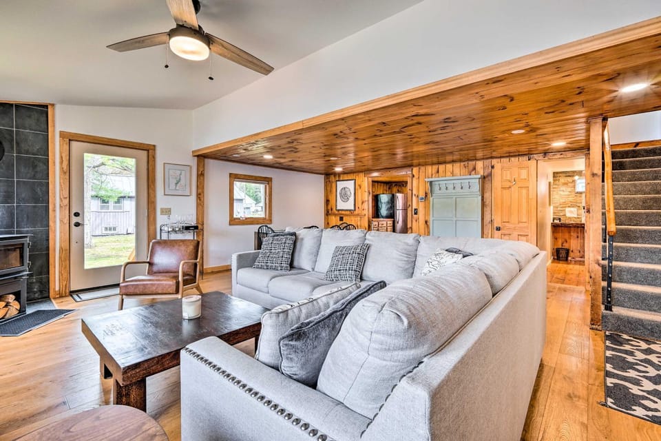Cozy Castleton Cabin with Fire Pit + Water Access! Cabin in Castleton