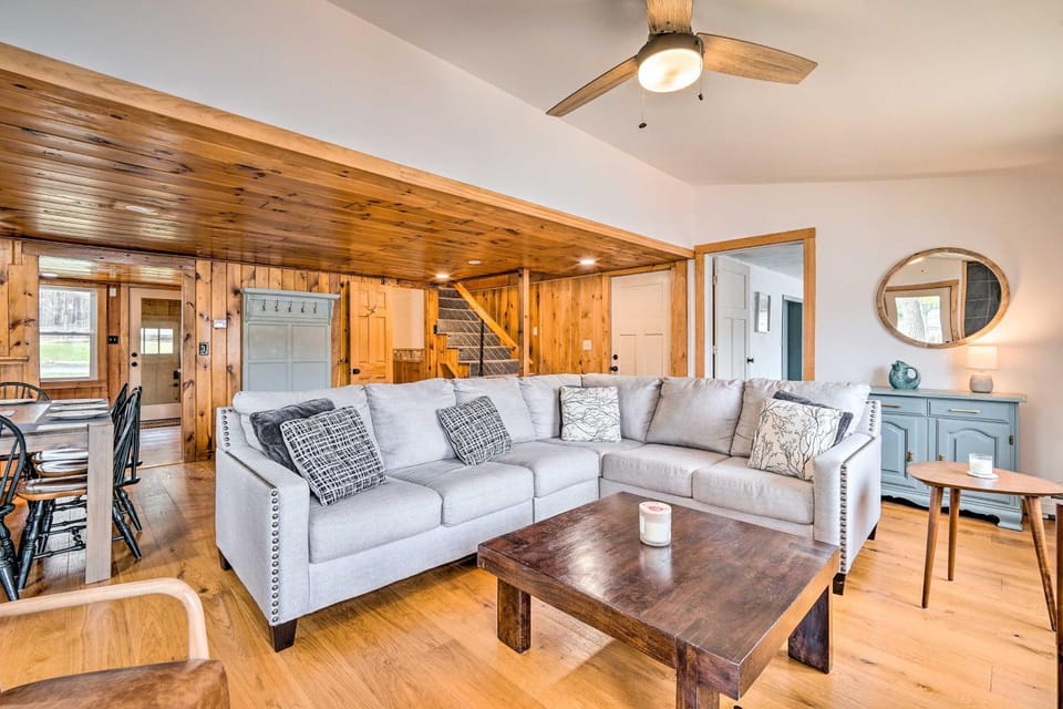 Cozy Castleton Cabin with Fire Pit + Water Access! Cabin in Castleton