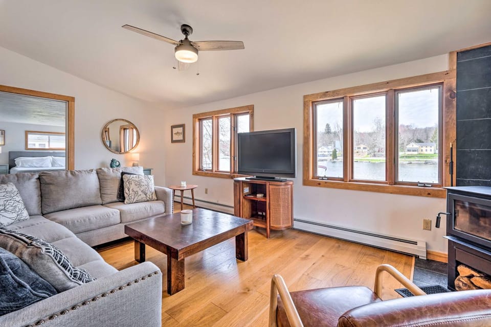 Cozy Castleton Cabin with Fire Pit + Water Access! Cabin in Castleton