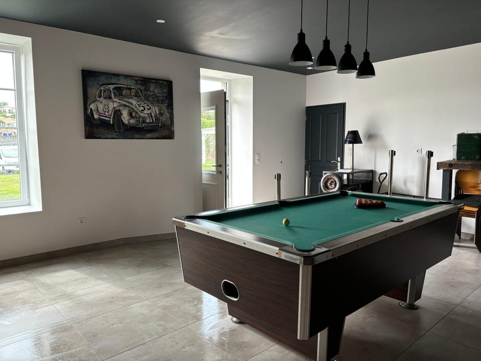 Billiard, Game Room