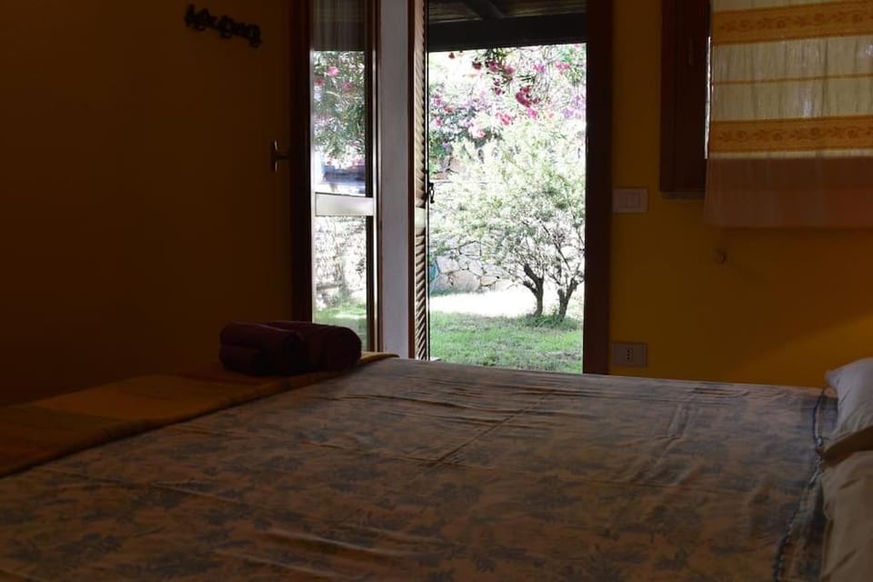 Bed, Photo of the whole room, Bedroom, Garden view