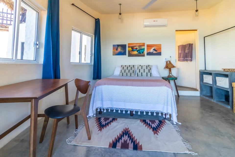 Bed, Photo of the whole room, Seating area, Bedroom