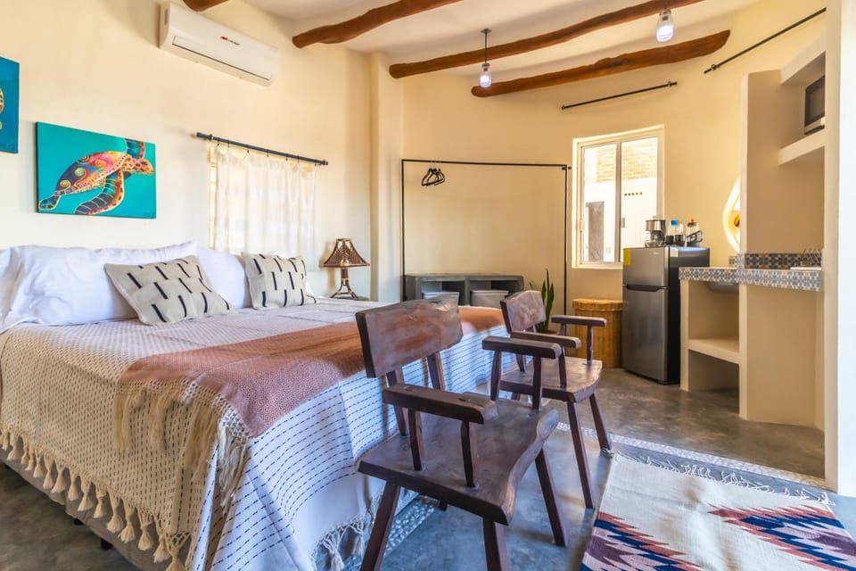 Bed, Kitchen or kitchenette, Photo of the whole room, Seating area, Dining area, Bedroom, oven