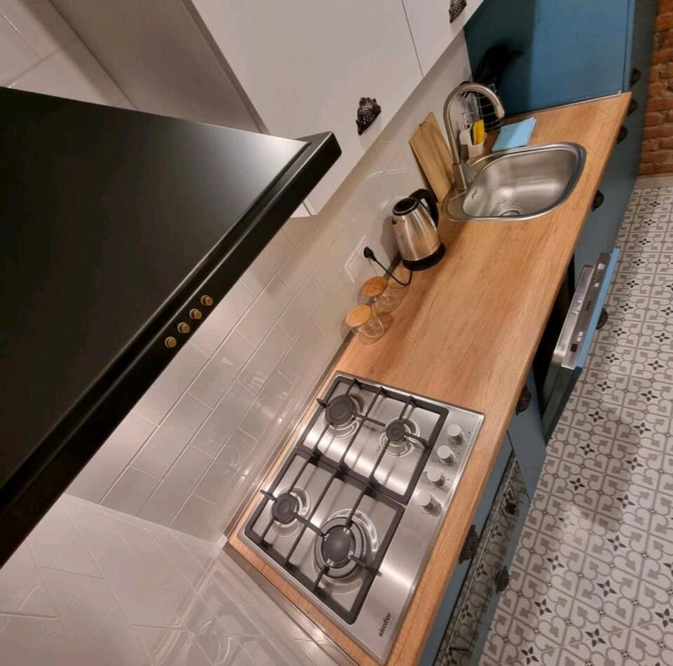 Kitchen or kitchenette, minibar