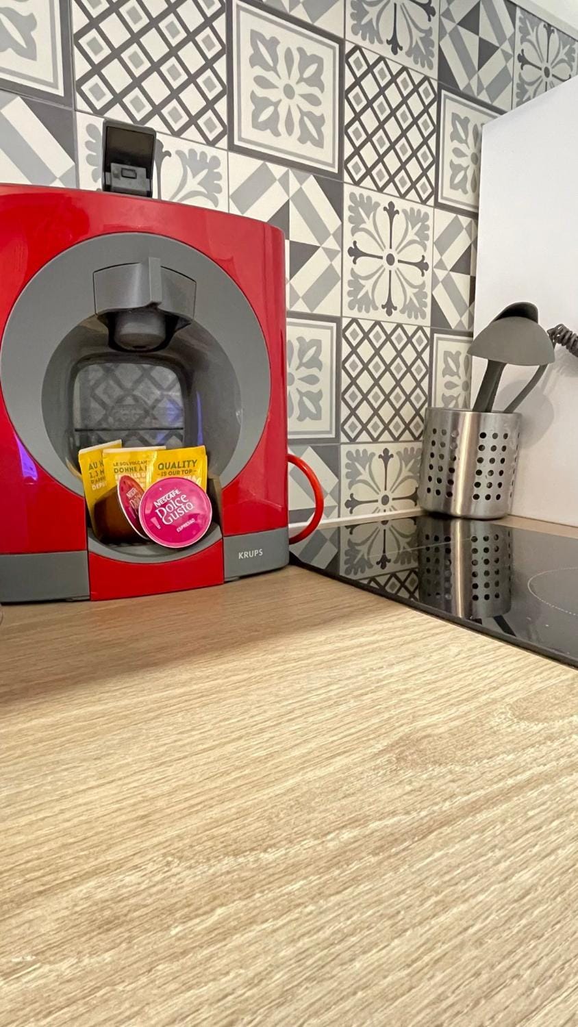 Coffee/tea facilities, Kitchen or kitchenette, stove