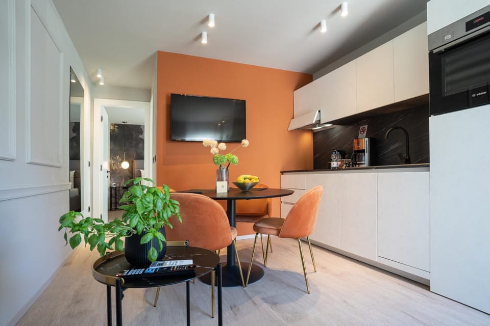 TV and multimedia, Kitchen or kitchenette, Living room, Dining area, stove