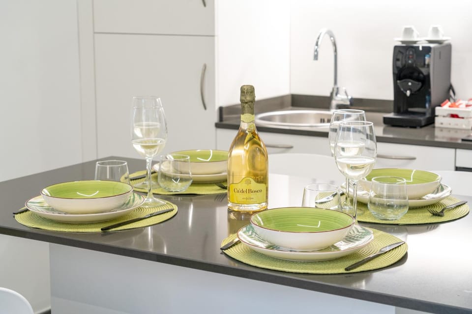 Dining area, Drinks, kitchen