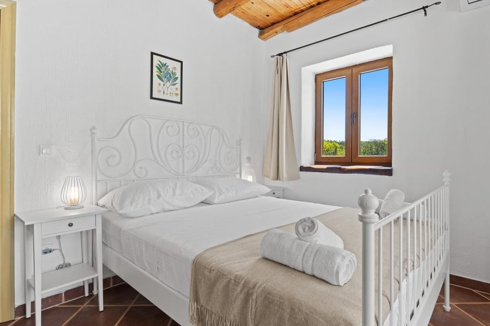 Bed, Bedroom, towels, towels, air conditioner