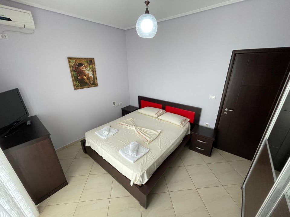 Photo of the whole room, Bedroom, towels, wardrobe