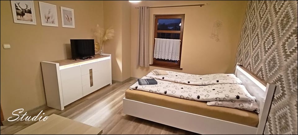 Bed, TV and multimedia, Photo of the whole room, Bedroom