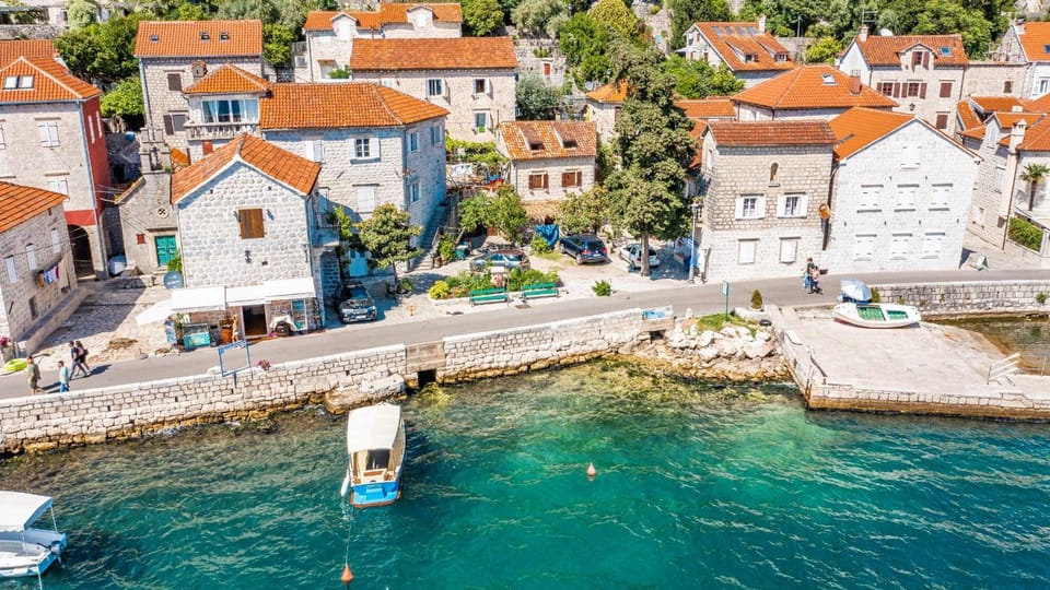Neighbourhood, Bird's eye view, Location