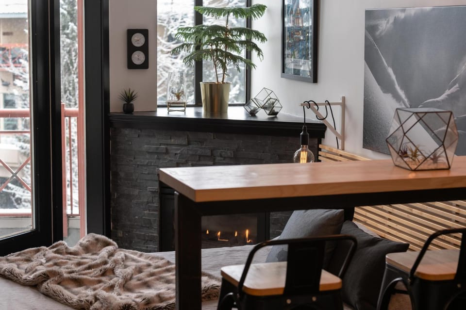Alpenglow Lodge Queen Boho Studio by MVA Apartment in Whistler