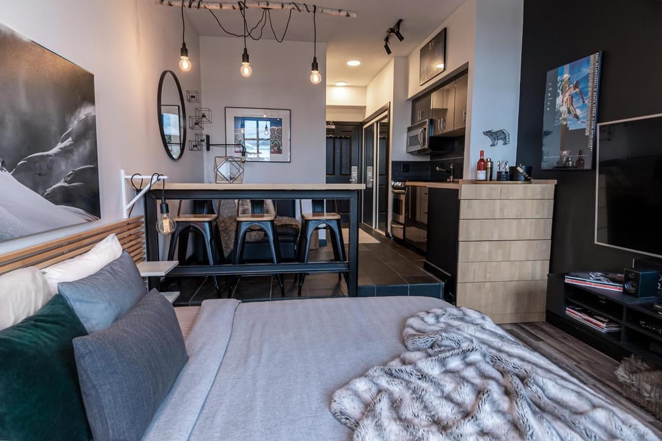 Alpenglow Lodge Queen Boho Studio by MVA Apartment in Whistler