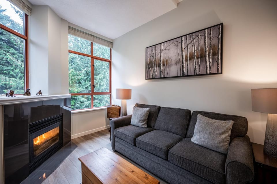 Alpenglow Lodge Snooze Studio with Den by MVA Apartment in Whistler