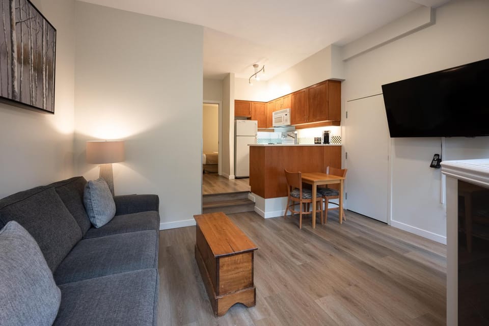 Alpenglow Lodge Snooze Studio with Den by MVA Apartment in Whistler