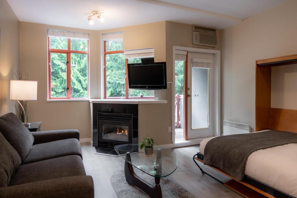 Alpenglow Lodge Studio with Pool Views by MVA Apartment in Whistler