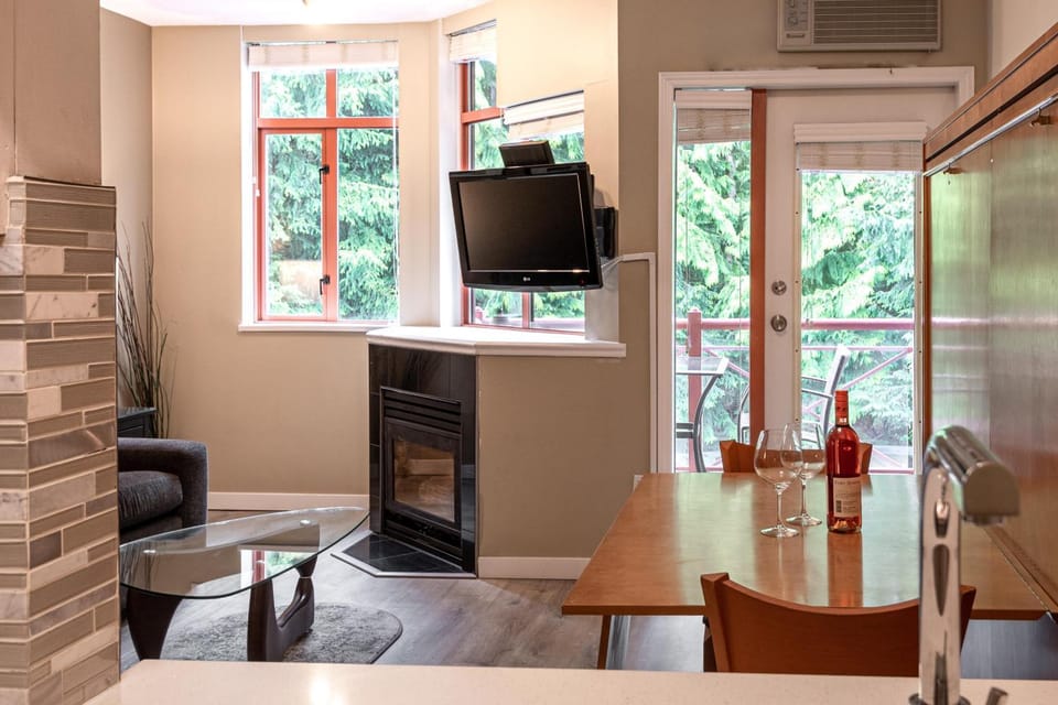 Alpenglow Lodge Studio with Pool Views by MVA Apartment in Whistler