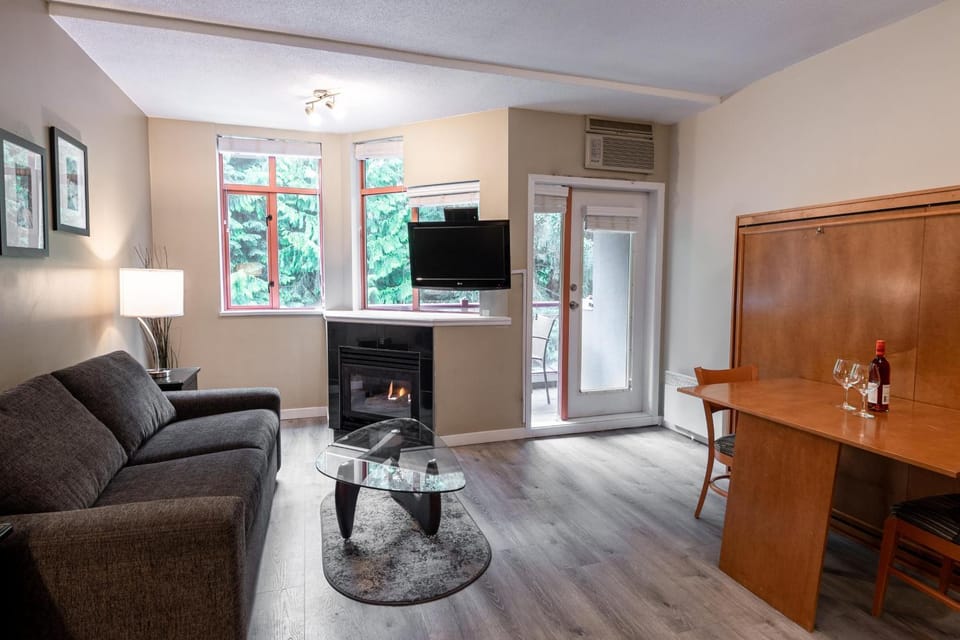 Alpenglow Lodge Studio with Pool Views by MVA Apartment in Whistler