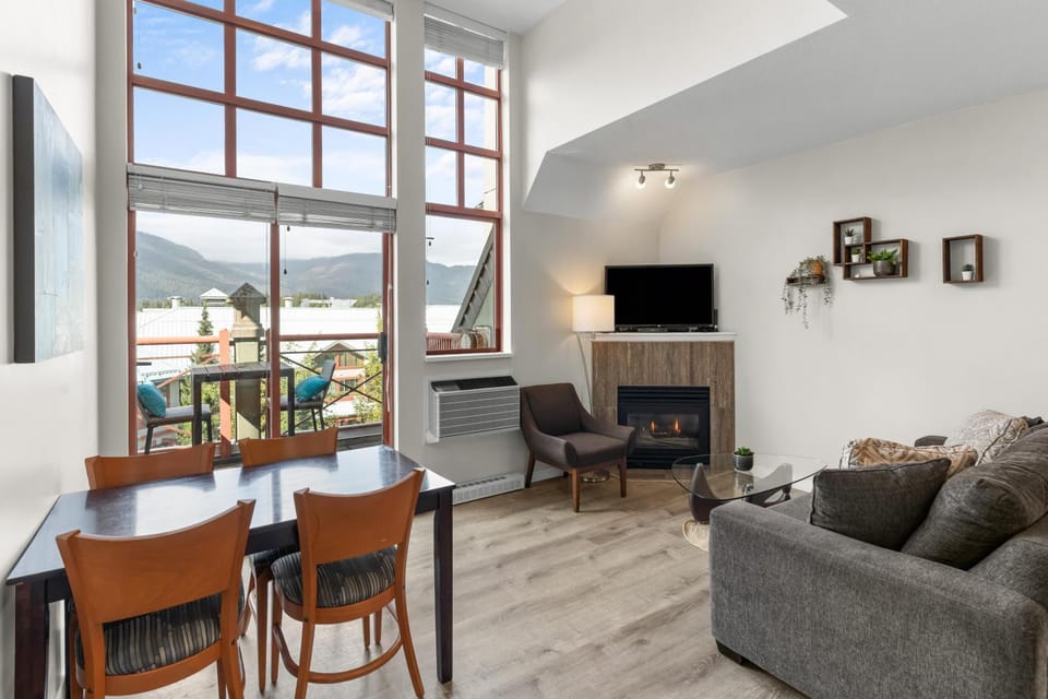 Alpenglow Lodge Junior Penthouse by MVA House in Whistler