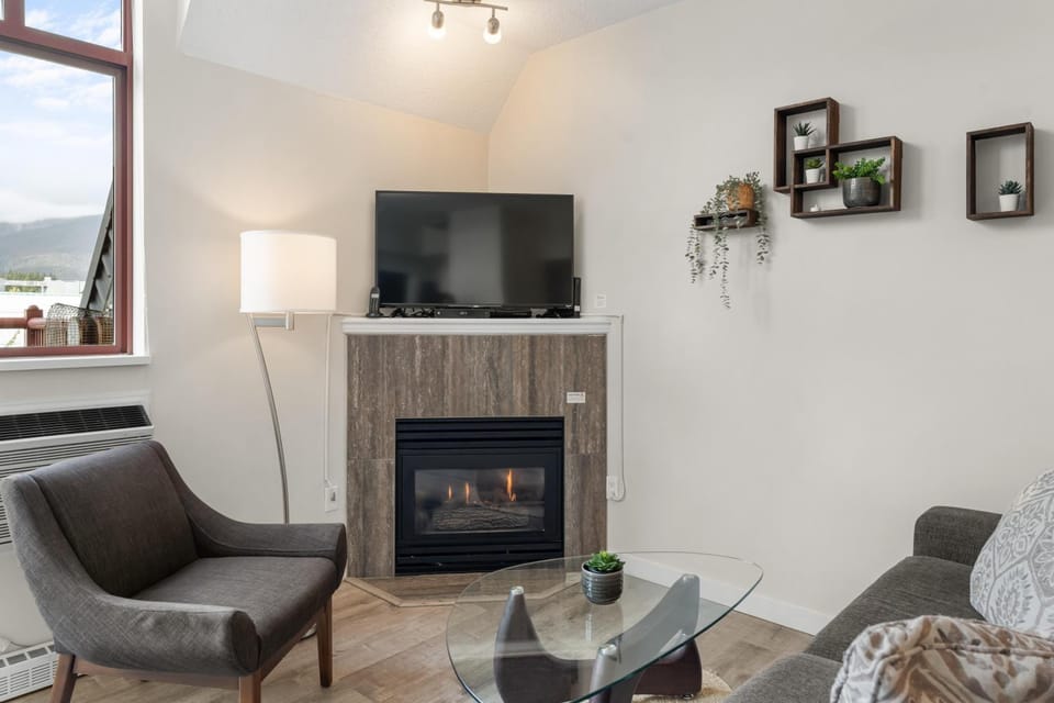 Alpenglow Lodge Junior Penthouse by MVA House in Whistler