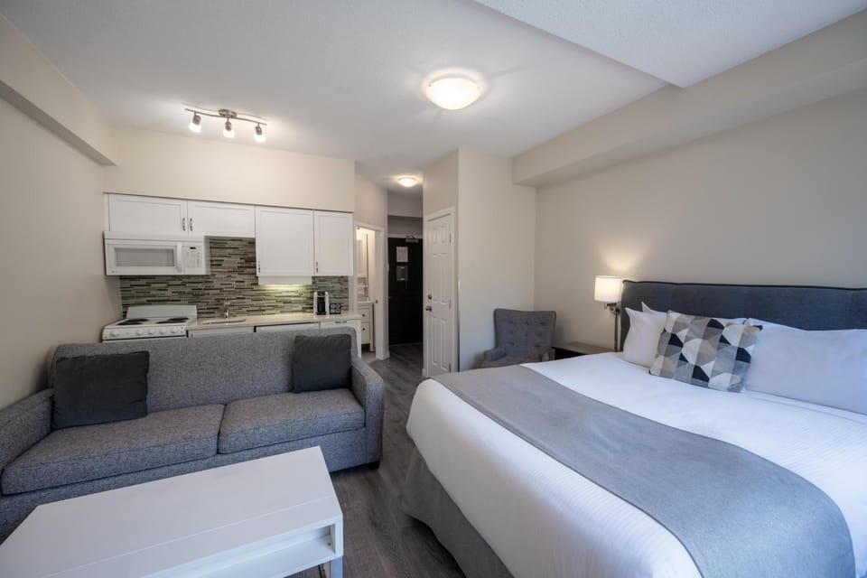Alpenglow Lodge Sunny Studio with Sitting Area by MVA Apartment in Whistler