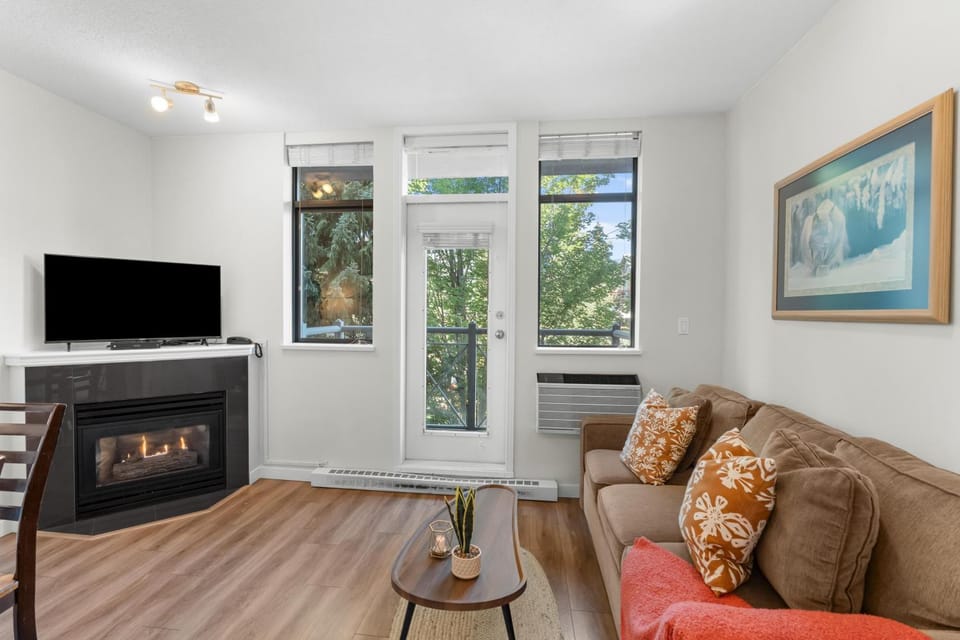 Alpenglow Lodge Junior One Bedroom by MVA House in Whistler