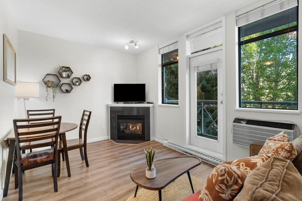 Alpenglow Lodge Junior One Bedroom by MVA House in Whistler