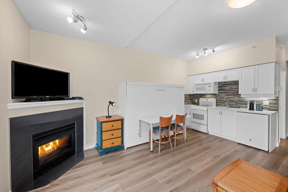 Alpenglow Lodge Studio with park view by MVA Apartment in Whistler