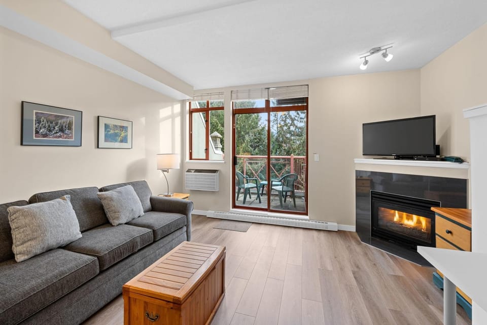 Alpenglow Lodge Studio with park view by MVA Apartment in Whistler