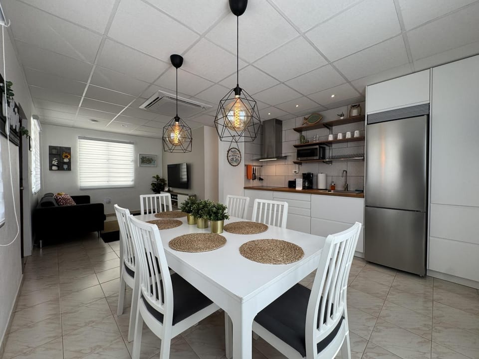 TV and multimedia, Kitchen or kitchenette, Living room, Dining area, air conditioner