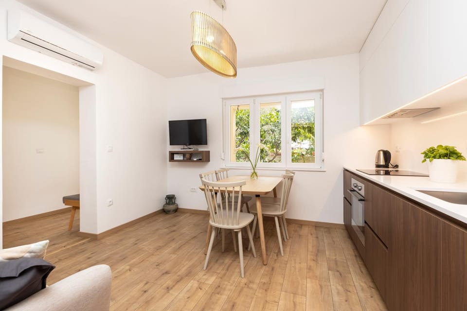 Coffee/tea facilities, Kitchen or kitchenette, Living room, Seating area, Dining area, oven